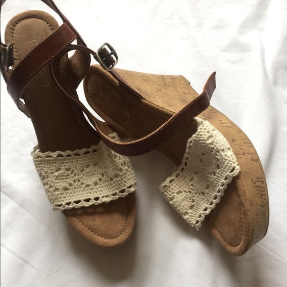 Cork wedge heels with lace - Picture 3 of 3
